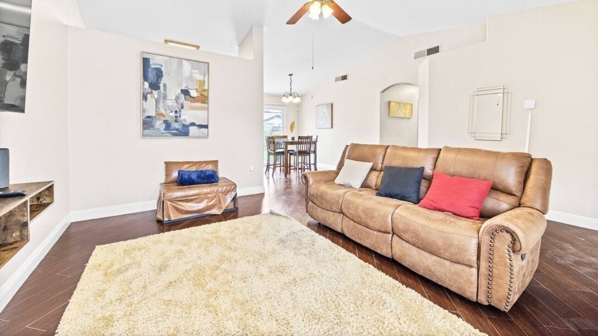 Pumpkin Center House | Peaceful Private Getaway Near Historic Downtown!