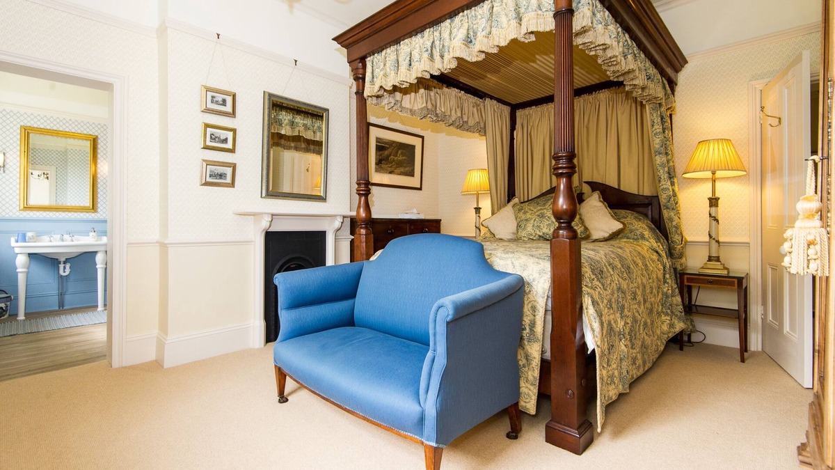 Ross-on-Wye Apartment | Peaceful Quality 2 bedroom/2 bathrooms Country House Apartment:beautiful garden