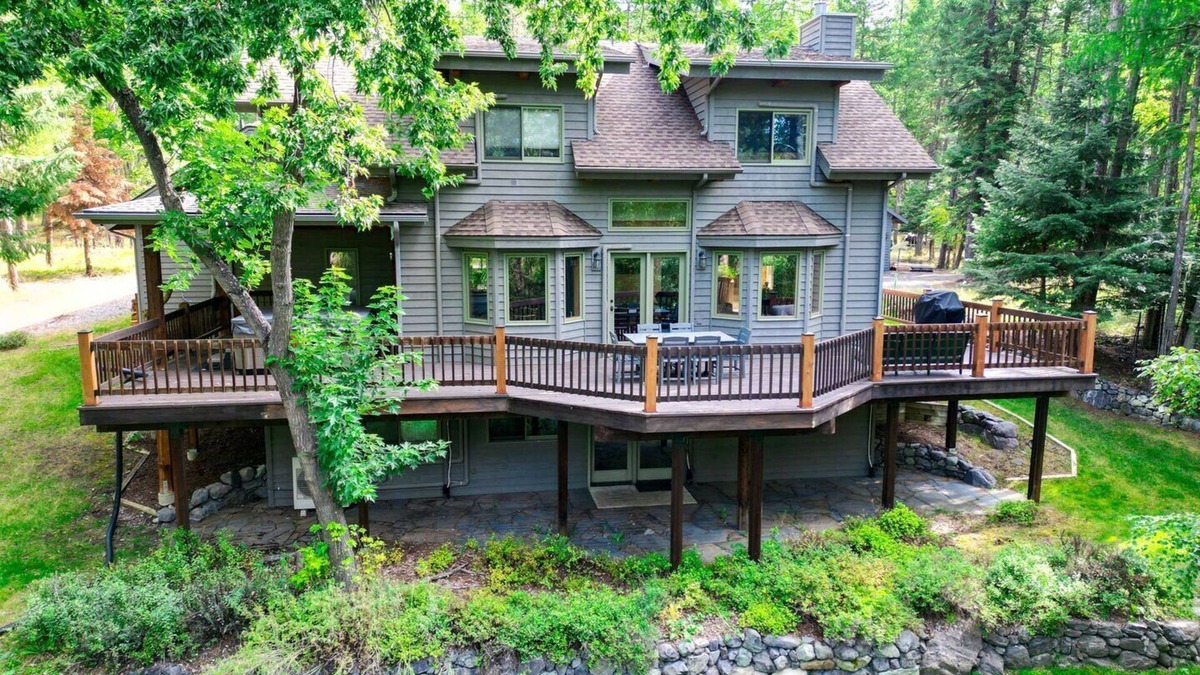 Whitefish House | Peaceful & Quiet 4 Bed | 2.5 Bath Home, Minutes to Whitefish Lake, Hot Tub, Pet Friendly and AC!