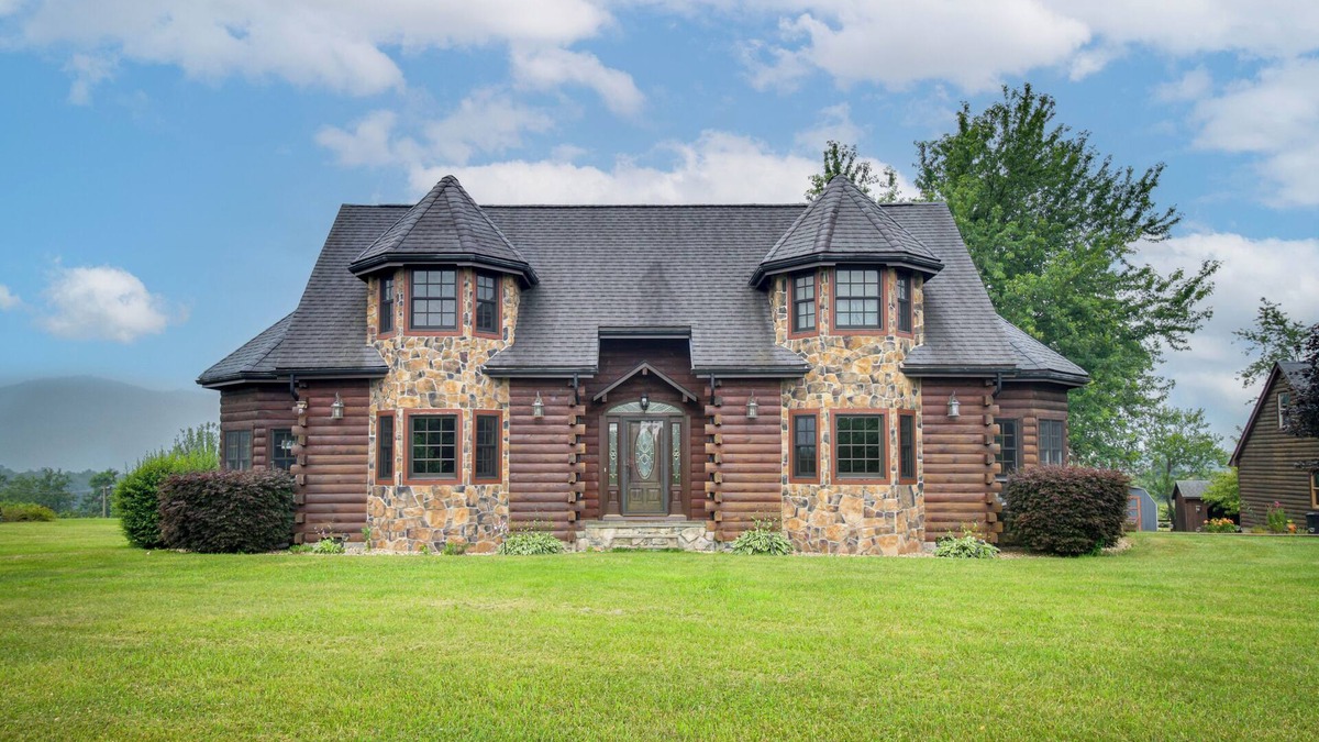 Spottswood Cottage | Peaceful Raphine Cottage w/Deck & Fireplace!