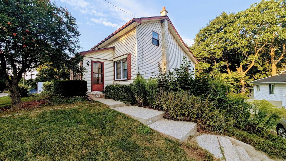 Port Stanley Cottage | Peaceful Ravine-Backed Cottage | Firepit, BBQ & Nature Views, Pet-Friendly!