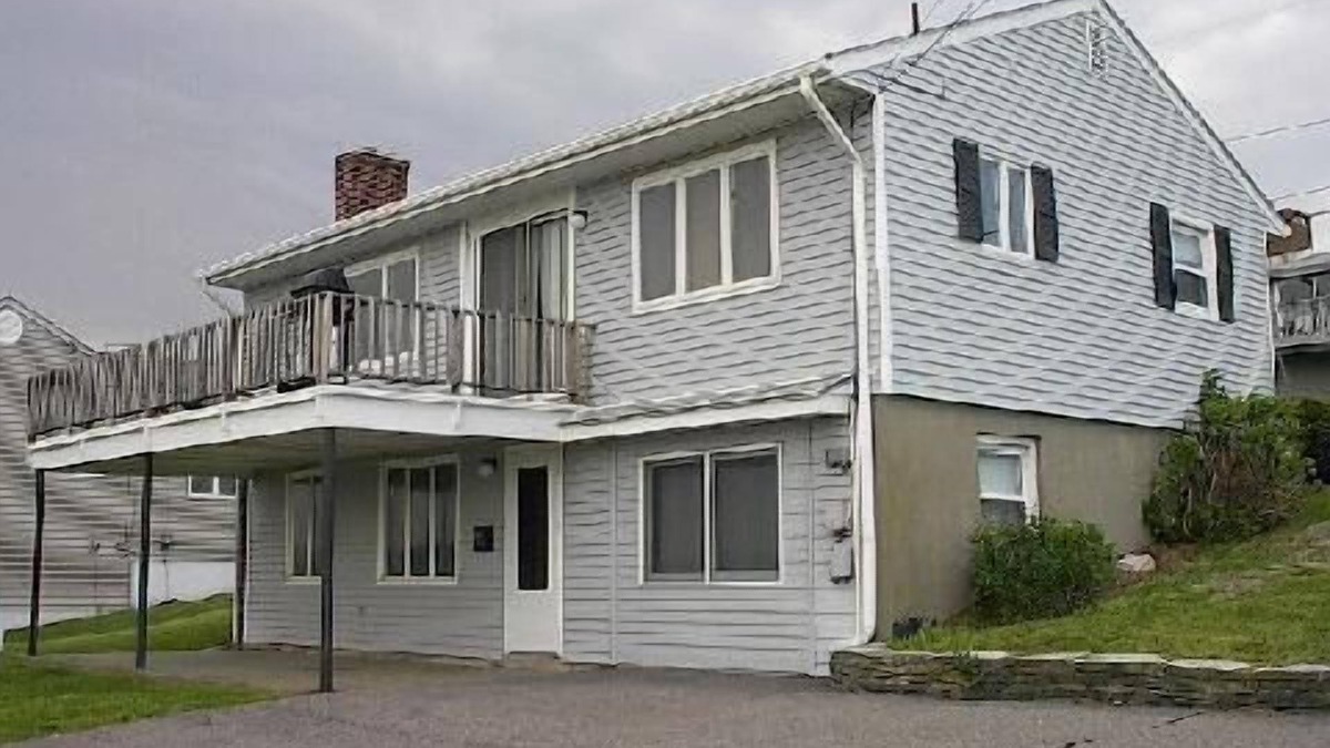 Bonnet Shores House | Peaceful, relaxing & beachy with sounds of the ocean, just a stone's throw away