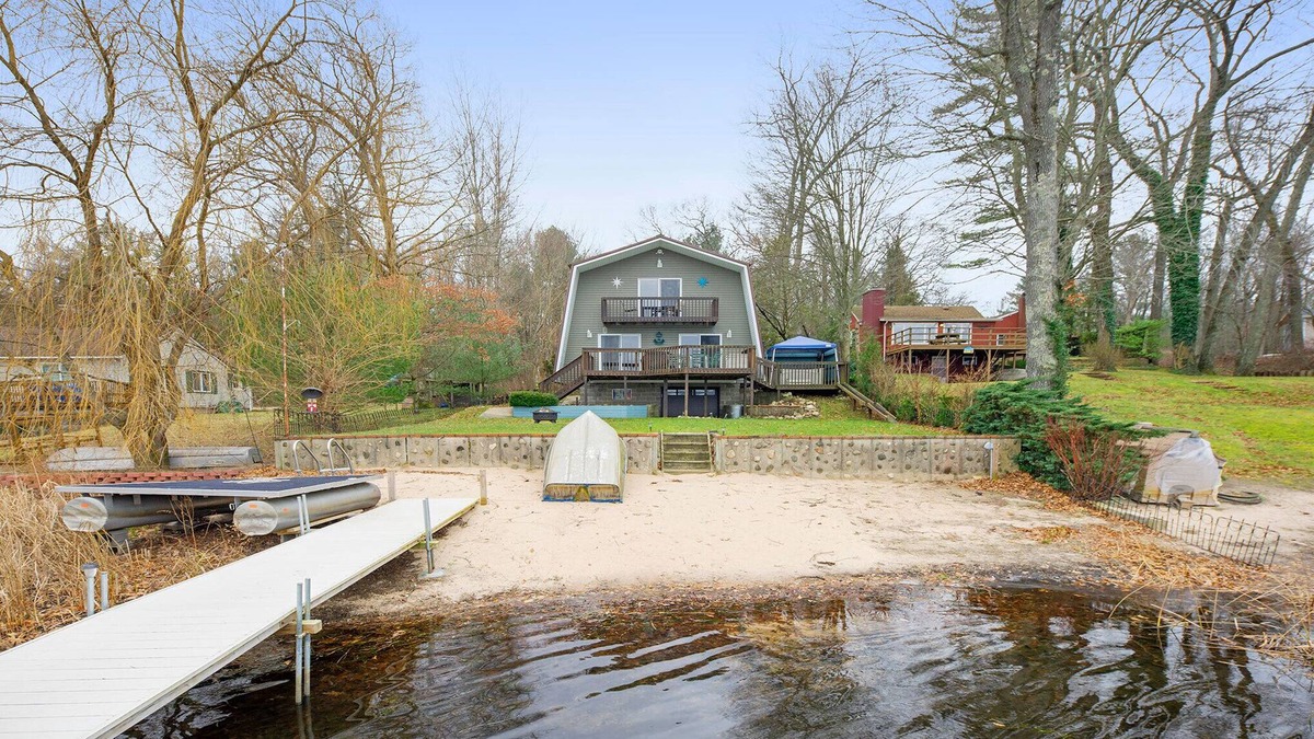 Twin Lake House | Peaceful retreat away from the hustle and bustle! Occupies 10!