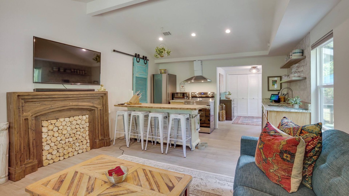 Conroe Cottage | Peaceful Retreat: Conroe Cottage w/ Decks, Views!