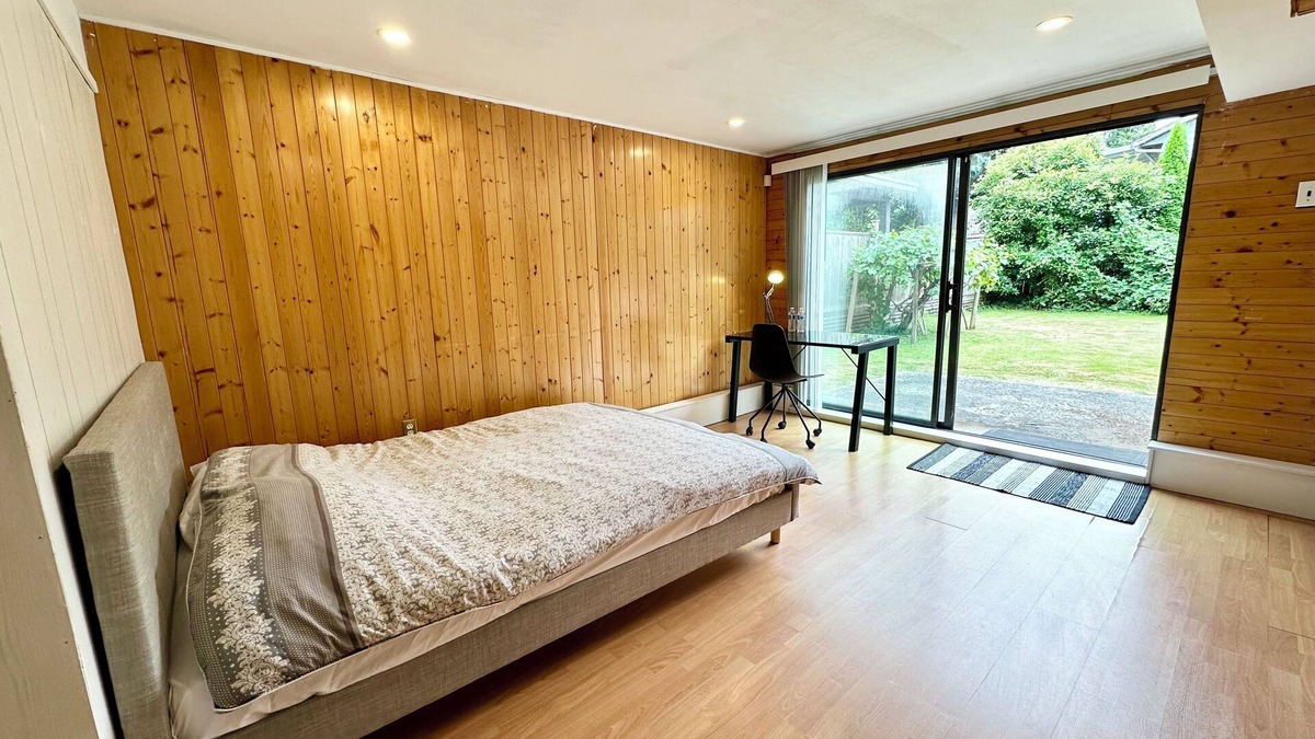 Richmond House | Peaceful Room with Kitchen & Laundry near Shopping mall and Airport