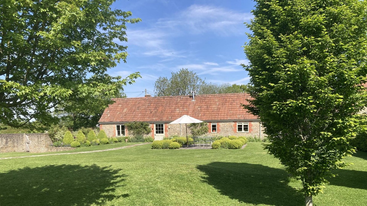 Bruton Cottage | Peaceful Rural Luxury Only 10 Minutes From the Restaurants of Bruton