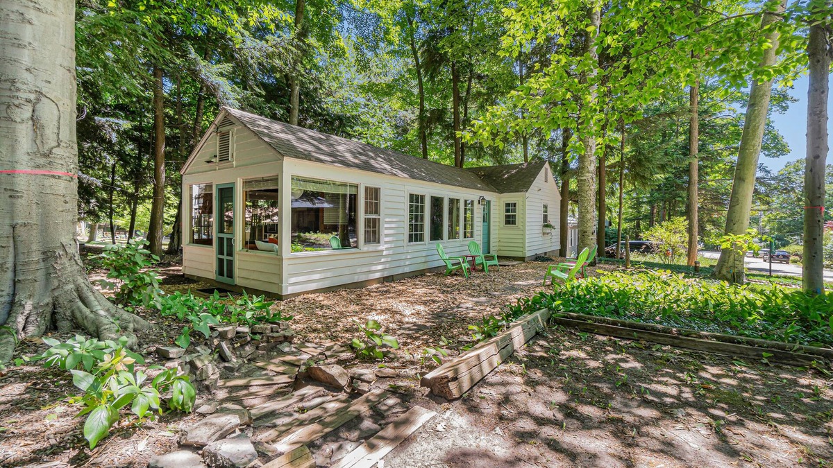 Lake Township House | Peaceful & shady cottage near beach with streaming, free WiFi, full kitchen