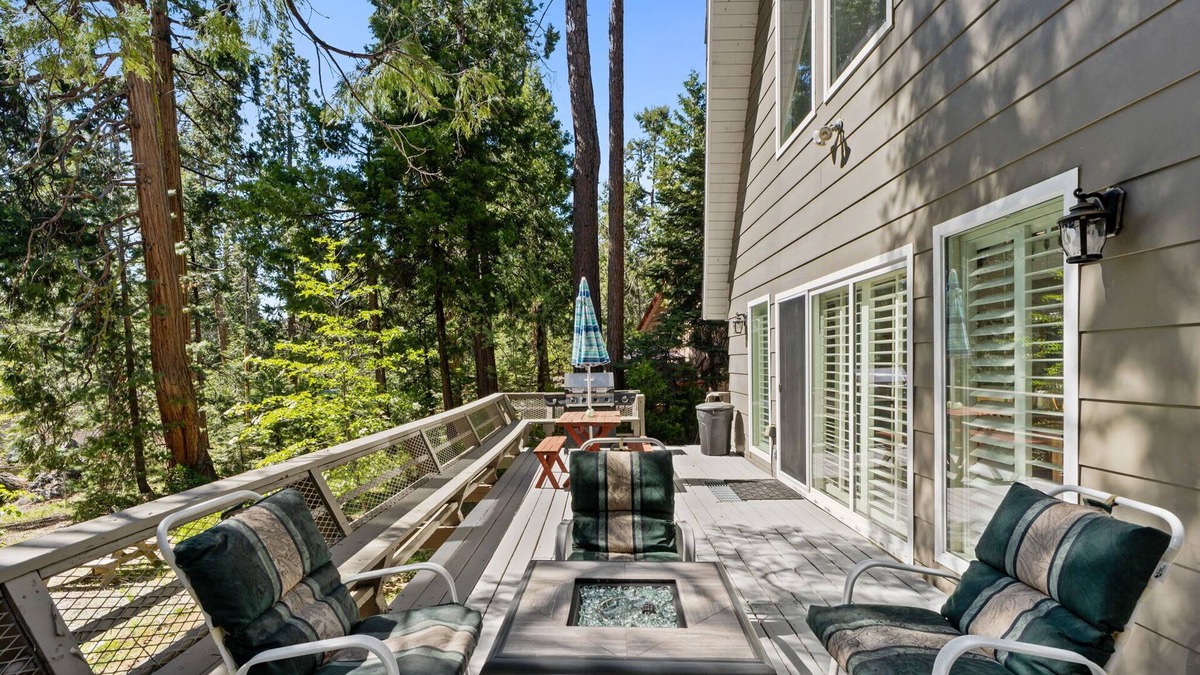 Sierra Cedars Cabin | Peaceful Shaver Lake Cabin w/Loft & Creek View