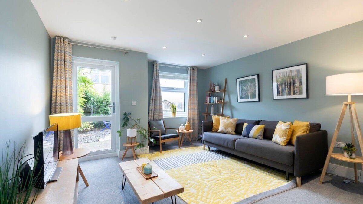 Cheltenham House | Peaceful & Spacious 2 Bed Home in Cheltenham
