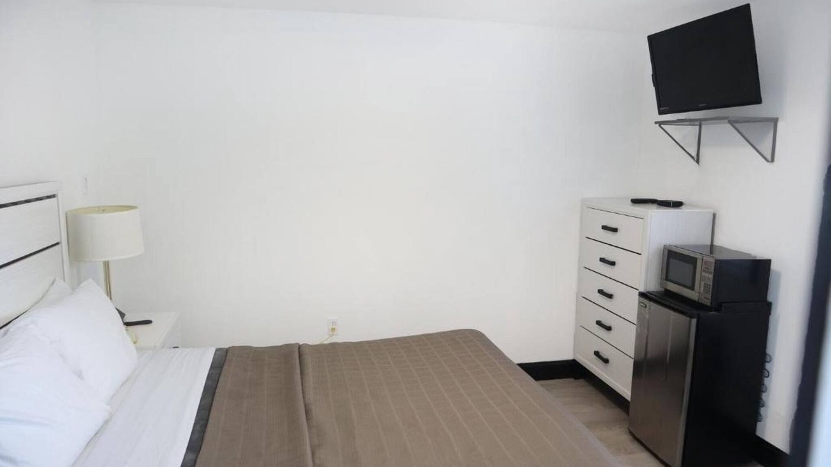 Ronks Hotel | Peaceful Stay near Rockvale Outlets w/Parking Available on Site