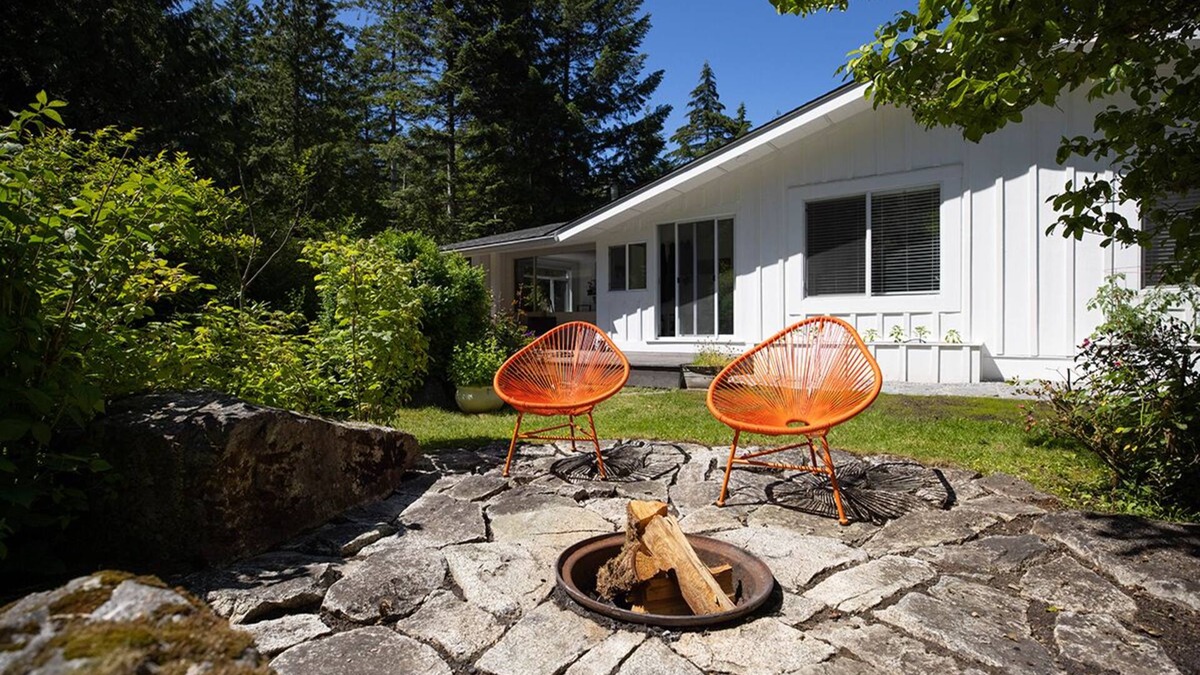 Woodfibre House | Peaceful/stylish 4 bdrm, 2 bath. Hot tub and massage chair, 35 min to Whistler.