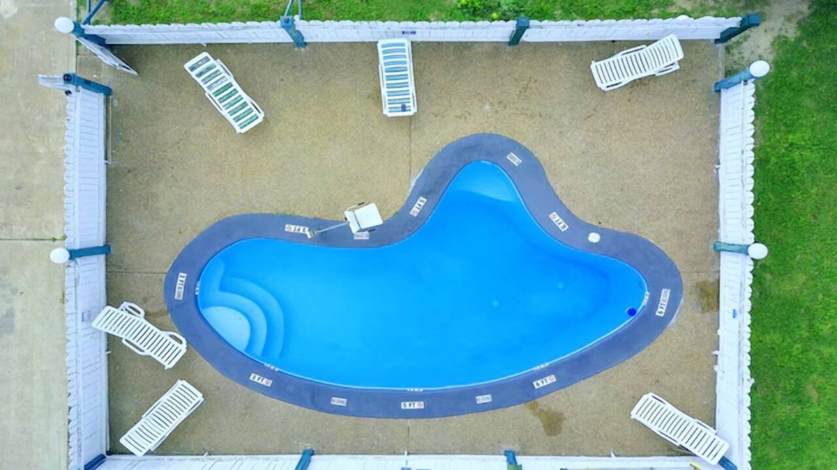Oakville Hotel | Peaceful Unit Near Dairy Queen – Pet Friendly, Pool & On‑site Parking