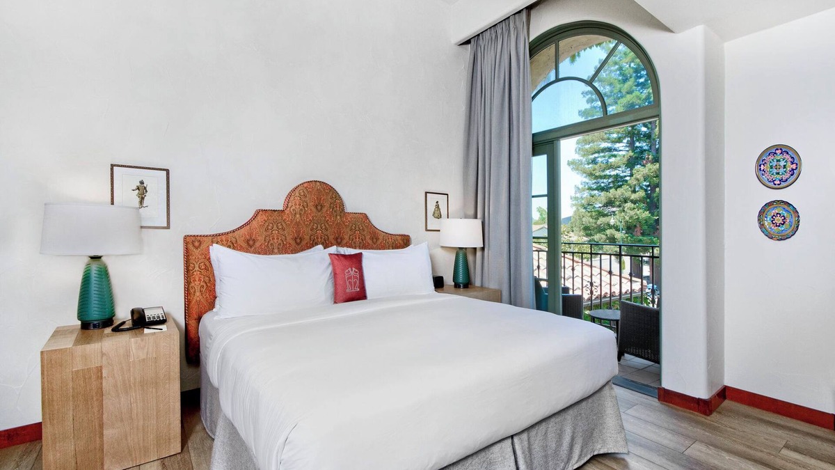 Los Gatos Hotel | Peaceful Unit with Outdoor Pool, Free Parking & Balcony in California