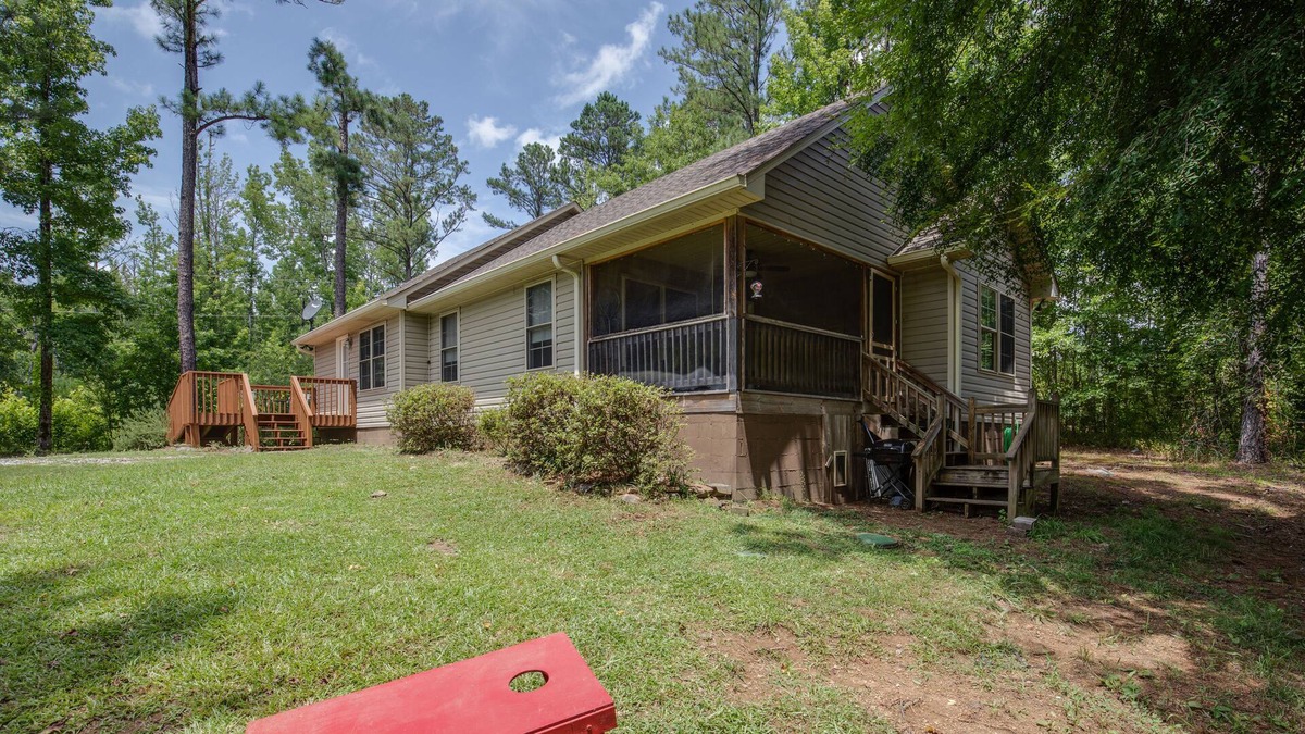Columbiana Cottage | Peaceful Valley Getaway sleeps 8 with private lake views!