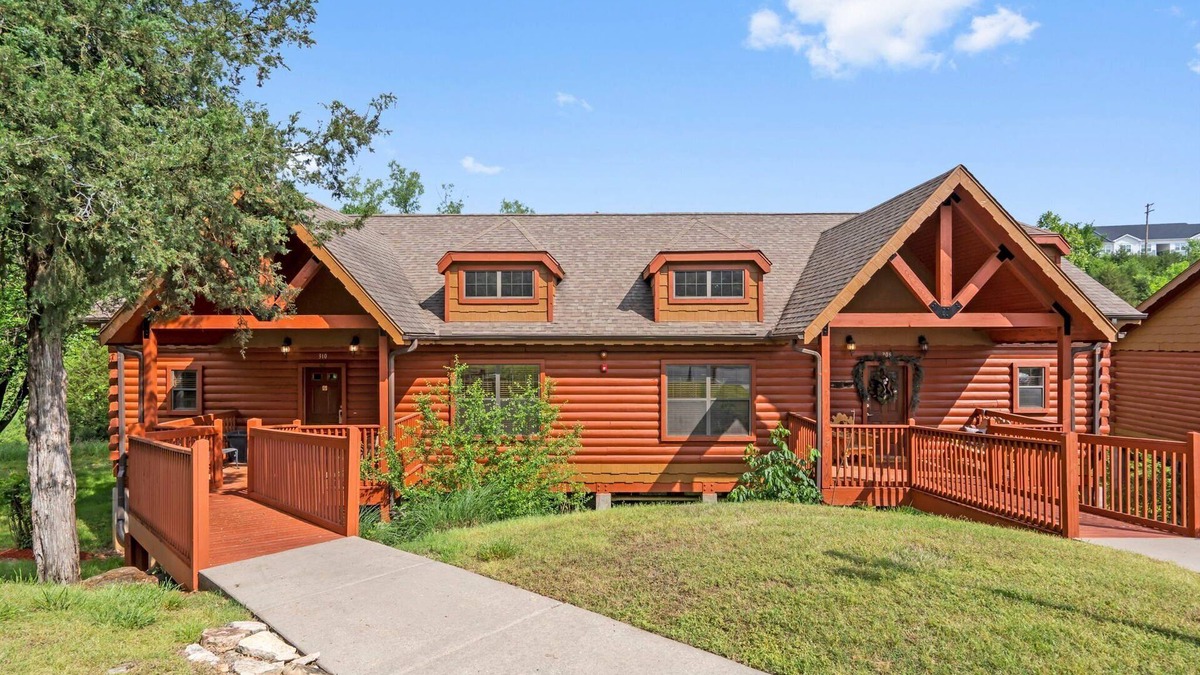 Branson Theater District Cabin | Peaceful Walk-in Cabin with Whirlpool Tub, Gas Fireplace, and Screened-in Porch