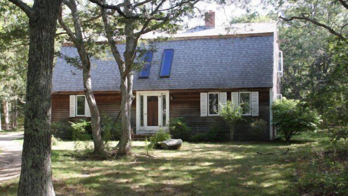 Chilmark House | Peaceful Wooded Retreat, Short Car Ride to Everything. Week is Friday to Friday