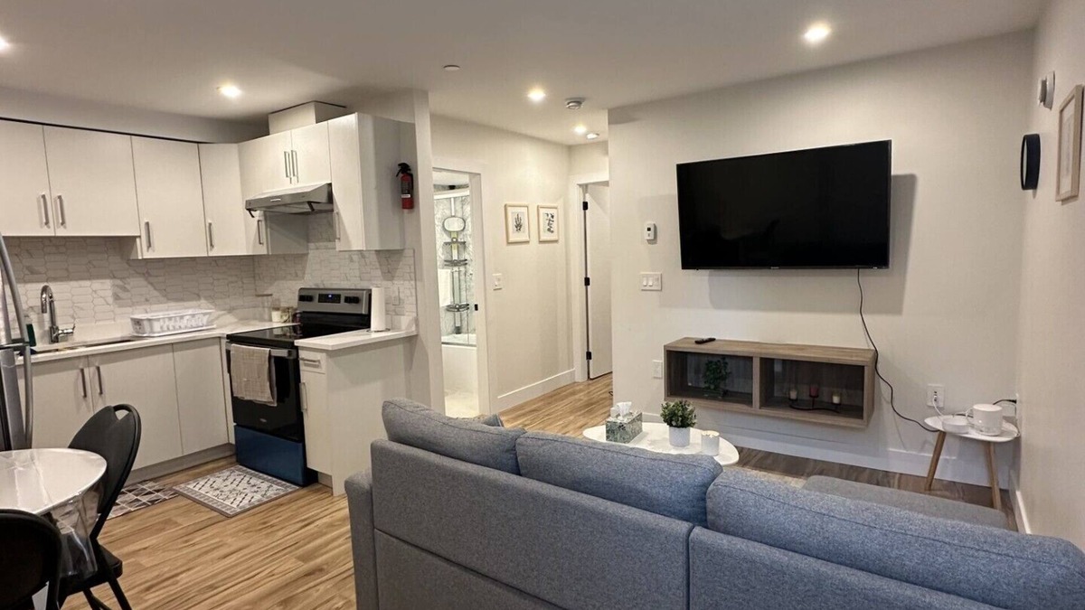 Hastings House | Peacefull/Quiet 1 Bedroom Basement Suite