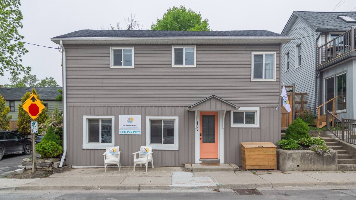Port Stanley House | Peaches on Williams - only a minute to the Beach!