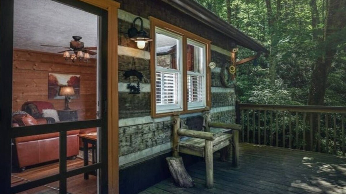Blowing Rock Cabin | PEACOCK RIDGE Great location, minutes from Blowing Rock and Appalachian Ski Mtn!