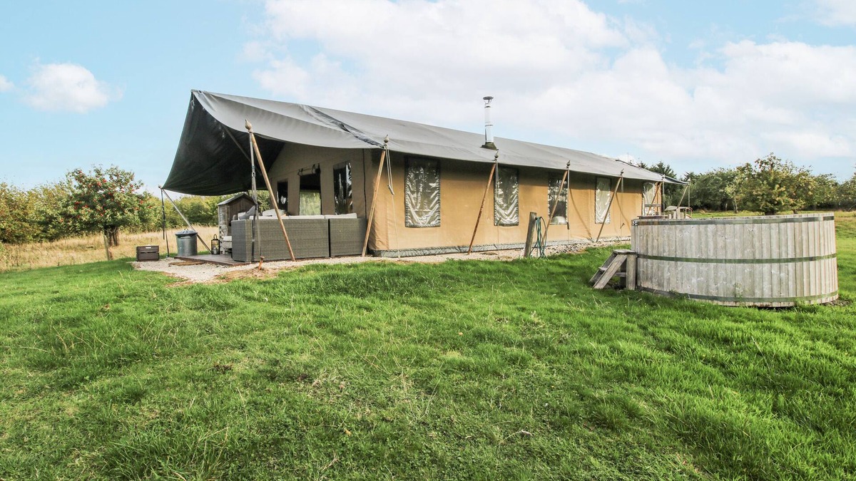 Bewdley Cottage | PEAR TREES, pet friendly, with hot tub in Bewdley