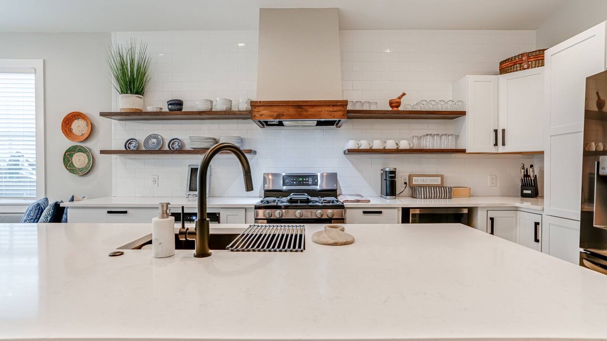 Tobin Hill House | Pearl Cottage and Townhouse Loft Combined. Sleeps 17 near River & Pearl District