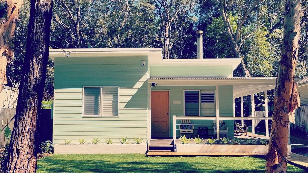 Pearl Beach House | Pearlie @ Pearl Beach, NSW. Retro Beach House. 5 minute walk to beach.
