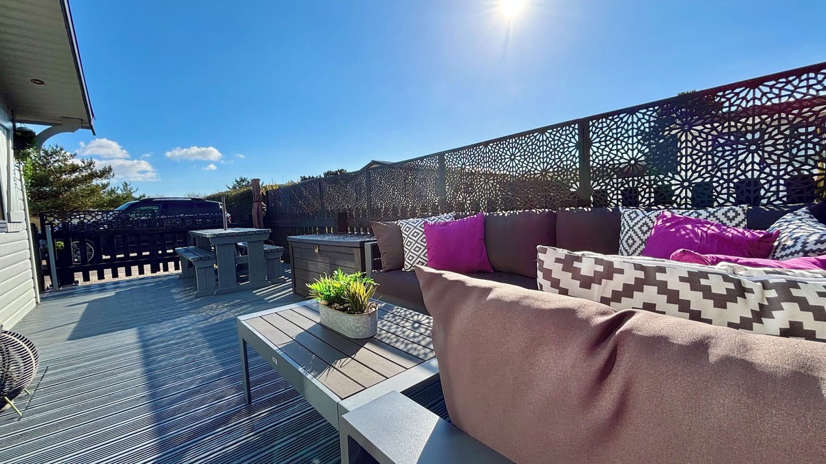 New Forest District Cabin | Pebble Lodge Boutique Retreat Shorefields Country Park Milford on Sea New Forest
