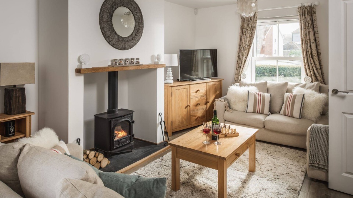 Camber Cottage | Pebbles - a cottage that sleeps 6 guests in 3 bedrooms