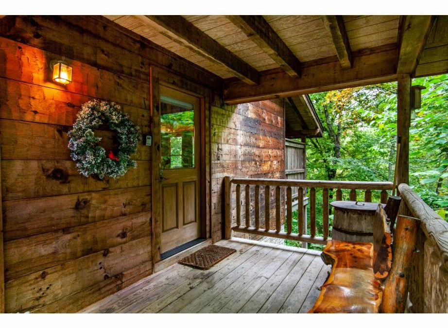 Pigeon Forge House | Peekaboo with Hot Tub, Pool Table, and Jacuzzi