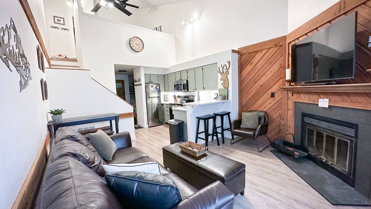 Brian Head Condo | Peep Fall leaves asap! King Bed! Pool! Hike + Bike! Close to Zion + Bryce NPs.