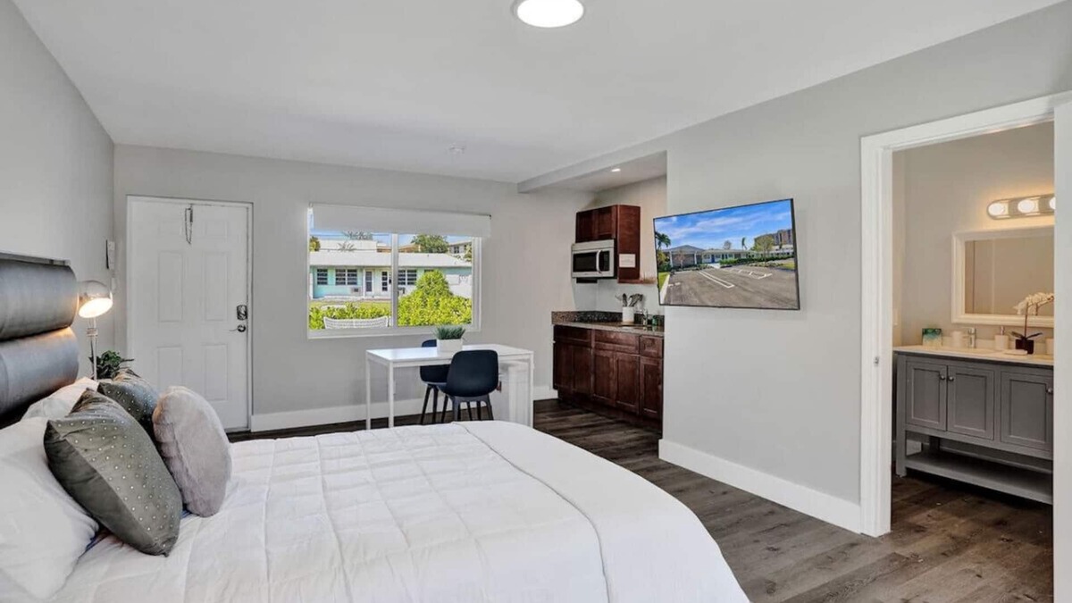 Pompano Beach Apartment | Pelican Cove: Studio with Private Patio in Pompano