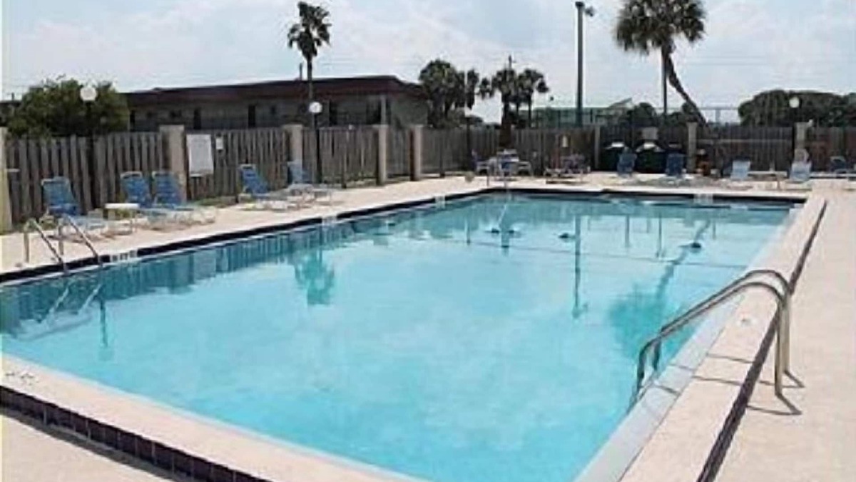 Crescent Beach Condo | Pelican Inlet Retreat: Beach Access, Pool & Tennis
