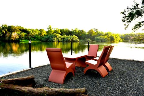 Udawalawa Hotel | Pelican Lake