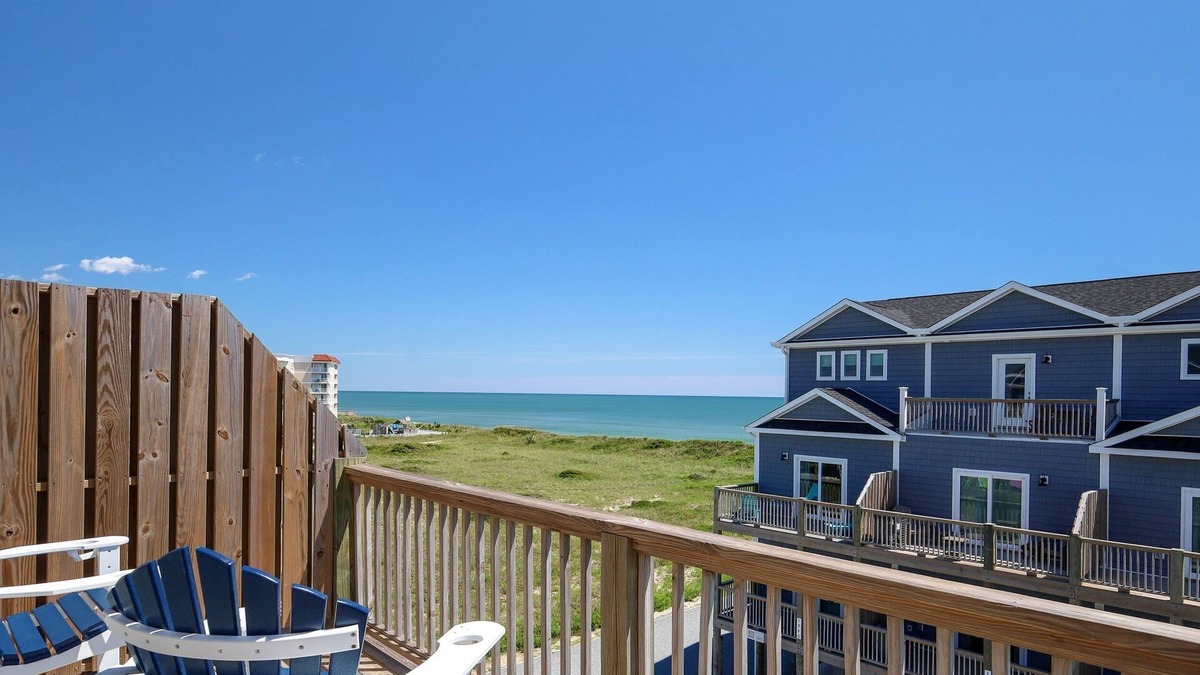Sneads Ferry House | Pelican’s Treasure: Oceanfront Retreat w/Hot Tub