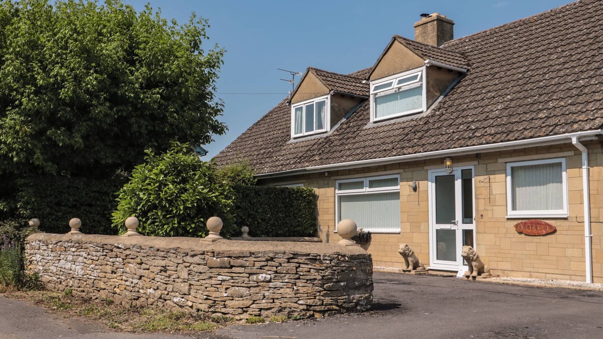 Somerford Keynes House | PEMBERTON, pet friendly, with a garden in Ashton Keynes
