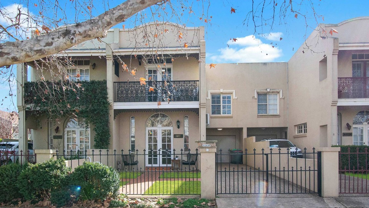 Wagga Wagga House | Pembroke - CBD, Elegant & Character Filled Stay