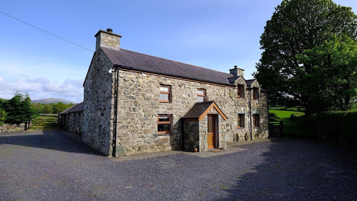 Dinas Cottage | PEN Y BONT, family friendly, character holiday cottage in Pontllyfni