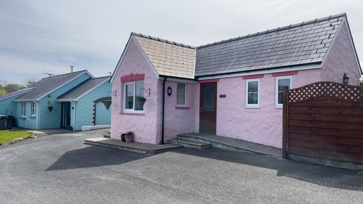 Tremain Cottage | PEN- Y- BRYN @ CANLLEFAES, pet friendly, with pool in Cardigan