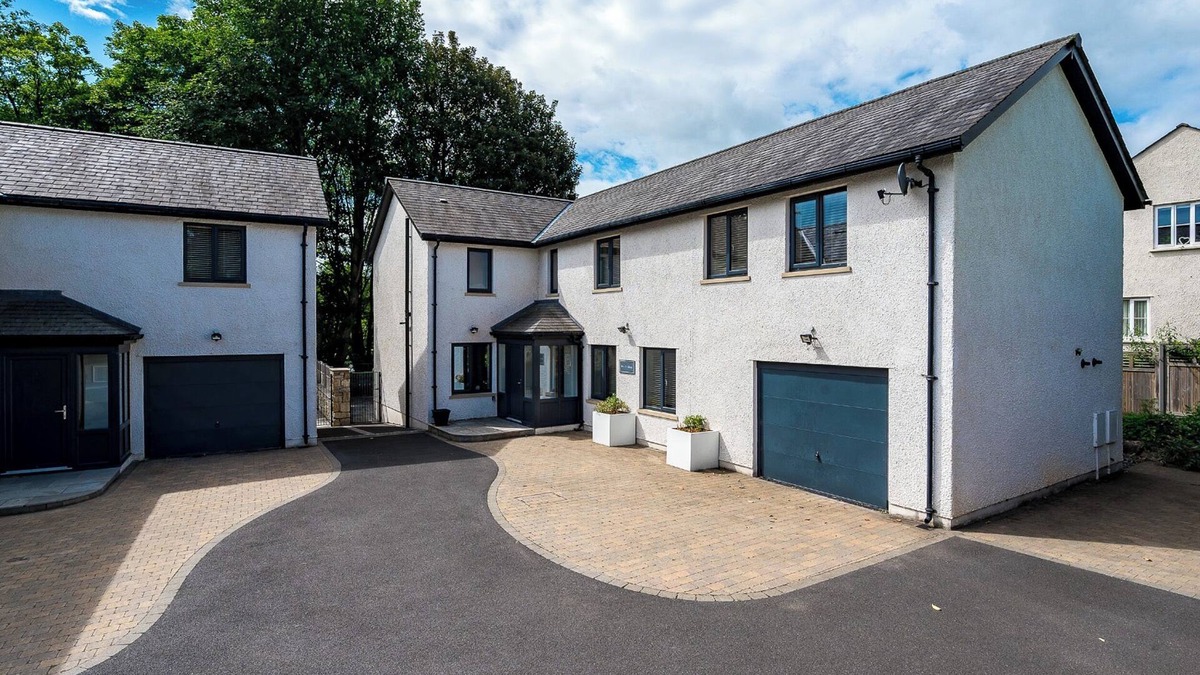 Kirkby Lonsdale Cottage | PEN-Y-GHENT, pet friendly, with hot tub in Kirkby Lonsdale