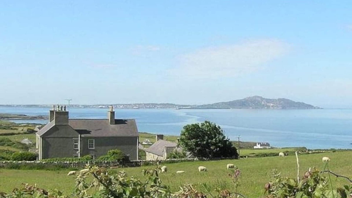 Cylch-Y-Garn Cottage | Pen y Graig - Back Wing, Church Bay, sea views, 500m to beach. No Dogs