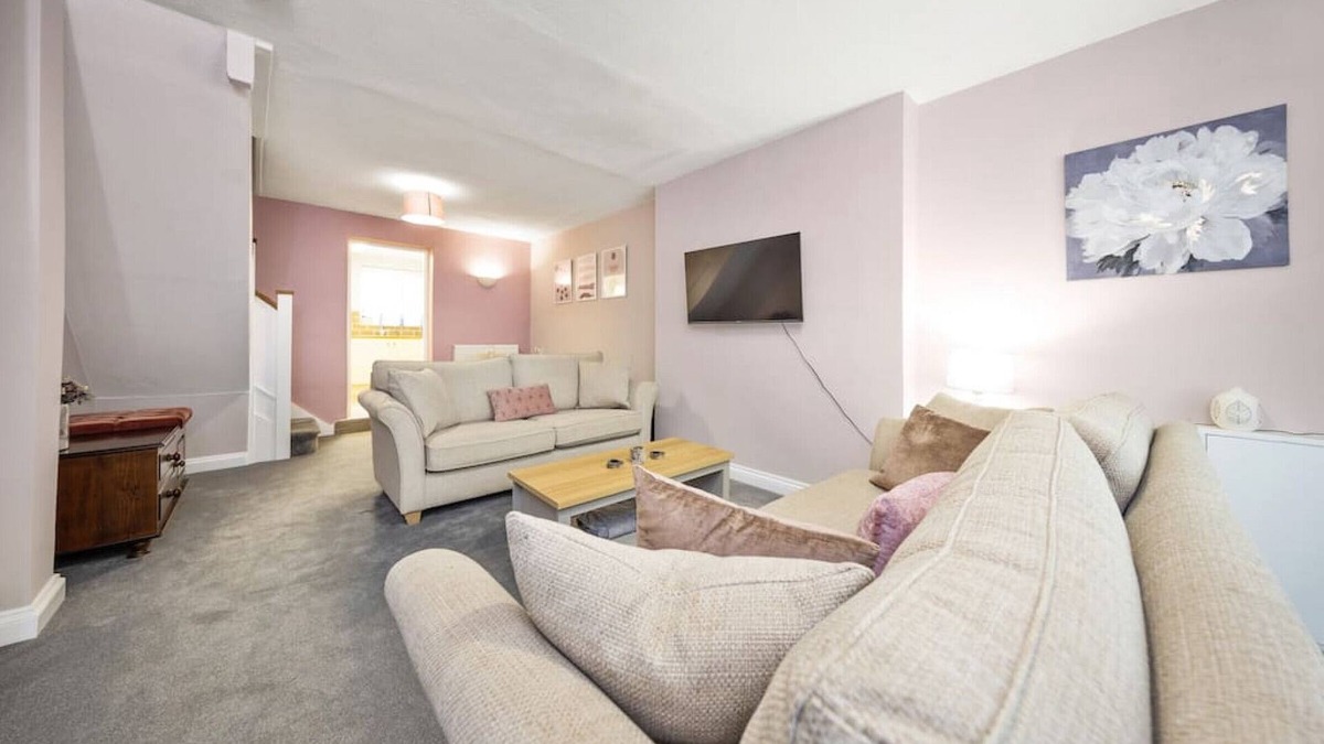 Long Itchington House | Pendicke Place Cottage | 2 bed house sleeps 4 | Southam Centre | Inspire Homes