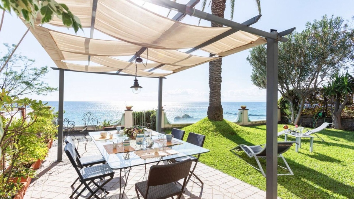 Picanello-Ognina-Barriera-Canalicchio Apartment | Penelope Seaview Apartment