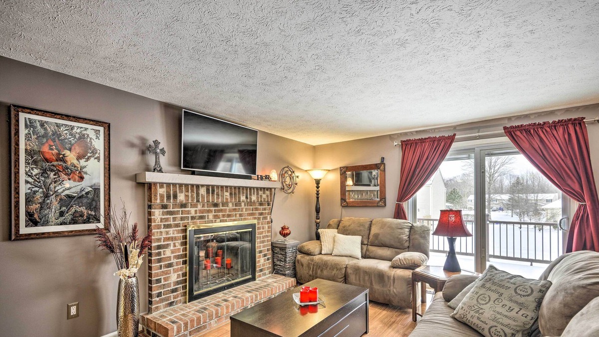 Penfield House | Penfield Townhome - 10 Mi to Downtown Rochester!