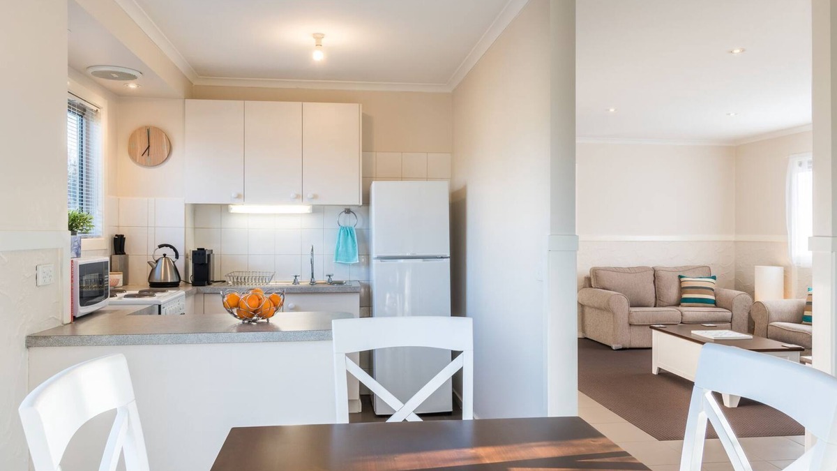 Surf Beach House | Penguins & Beach Escape - Beachley Bungalow 1 - Inc WIFI