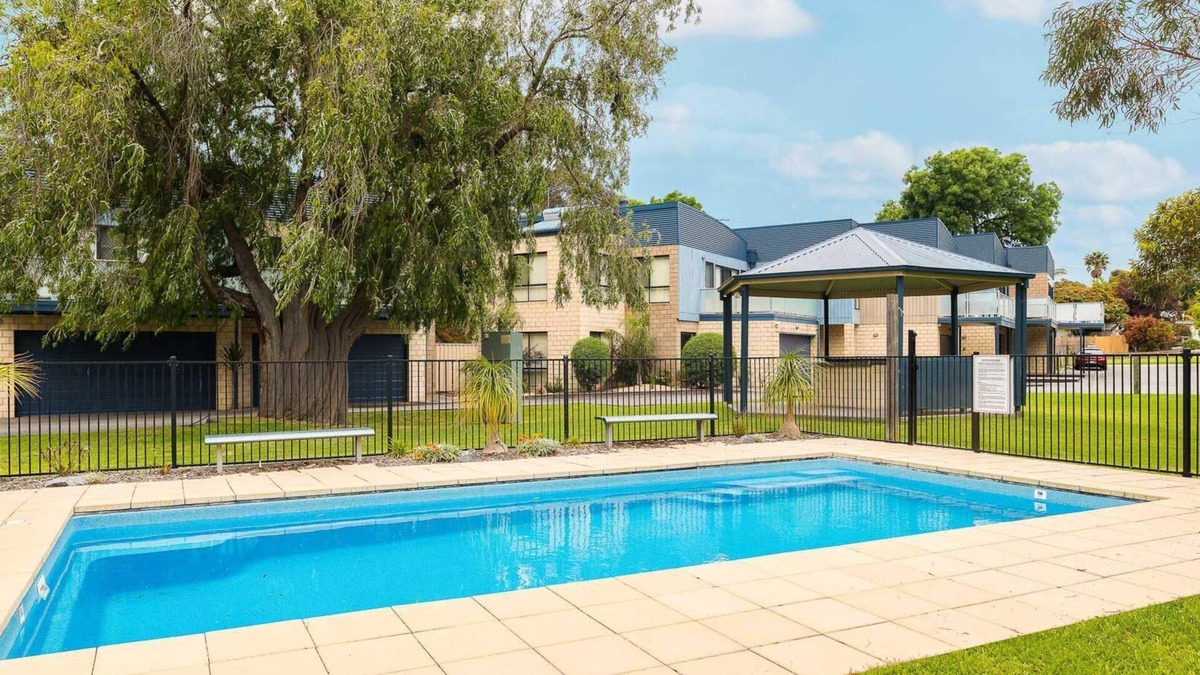Cowes House | Penguins by the Beach - sleeps 9