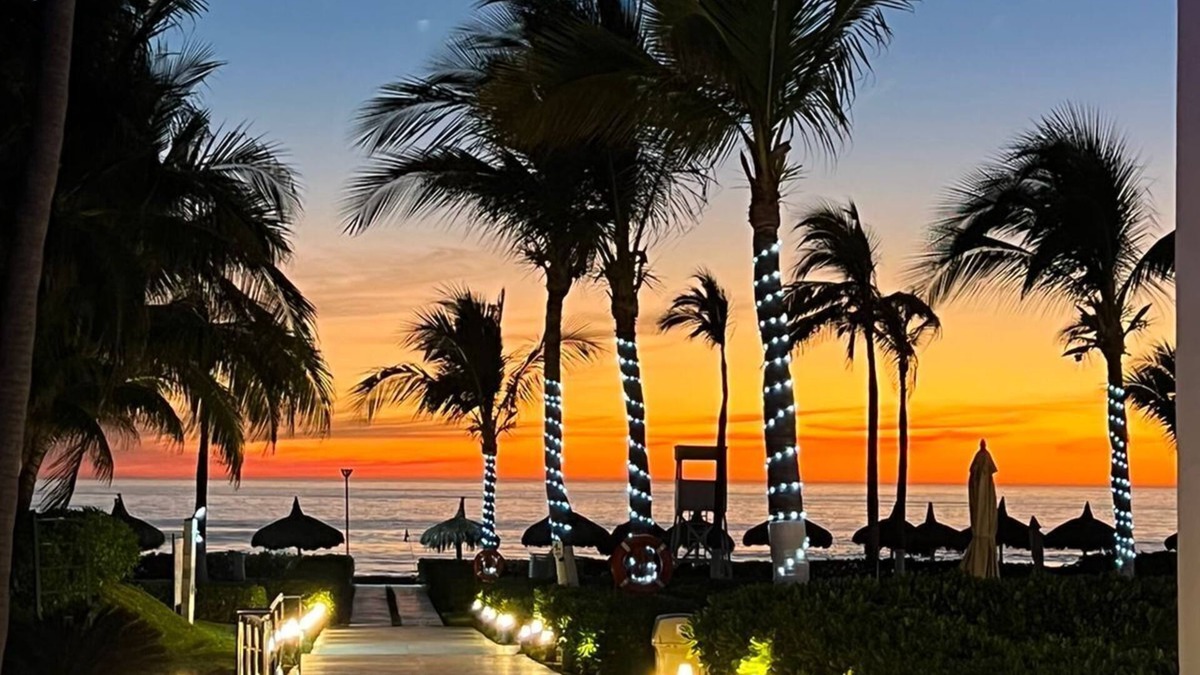 Cerritos Condo | Peninsula-Pacific-Pearl-9-people
