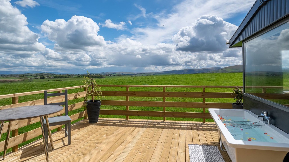 Penrith Cabin | Pennine View - Fantastic views with outdoor bathtub