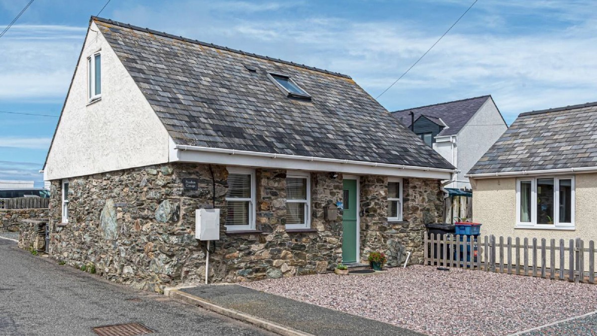 Cemaes Bay Cottage | Penrhyn Cottage - a cottage that sleeps 4 guests in 2 bedrooms