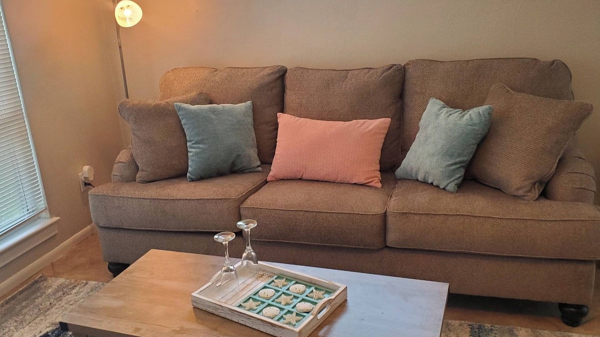 West Pensacola House | Pensacola House 3br/2ba Eaton Place. Ping Pong Table. Pet-Friendly fenced yard