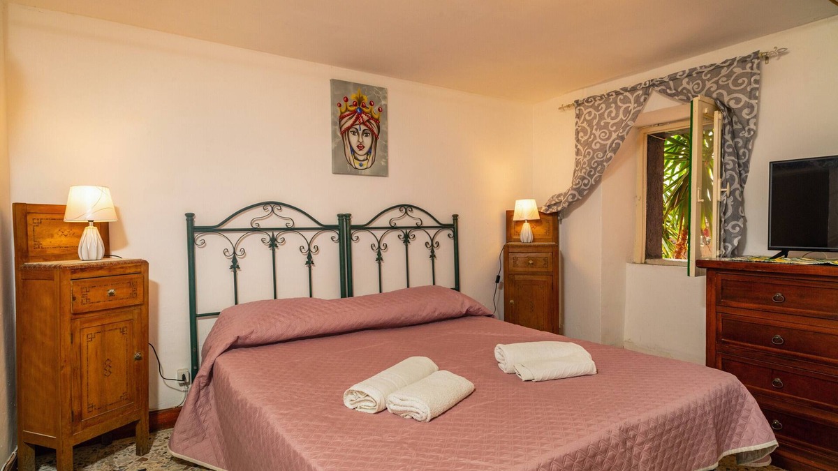 Rovittello Apartment | Pension 'Camera Familiare Vintage' with Shared Terrace and Wi-Fi